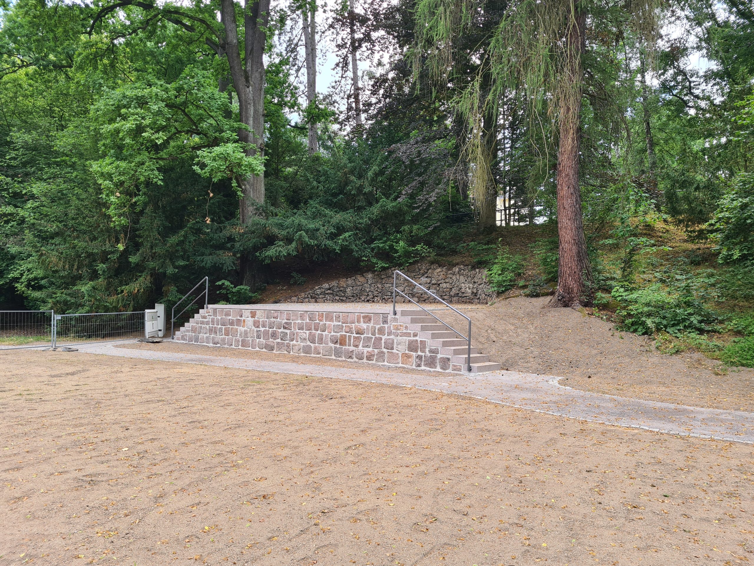 neu sanierte Natursteinbühne im Park (2025) neu sanierte Natursteinbühne im Park (2025)